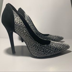 G By Guess Black White Pump Heels Stiletto 6.5